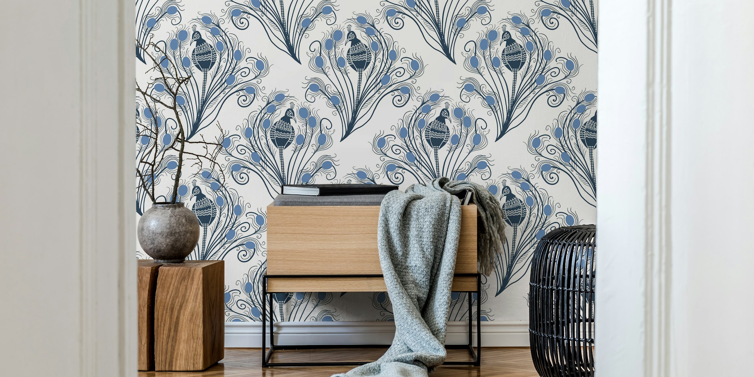 Pauwenveren in blauwe tinten op beige achtergrond wallpaper