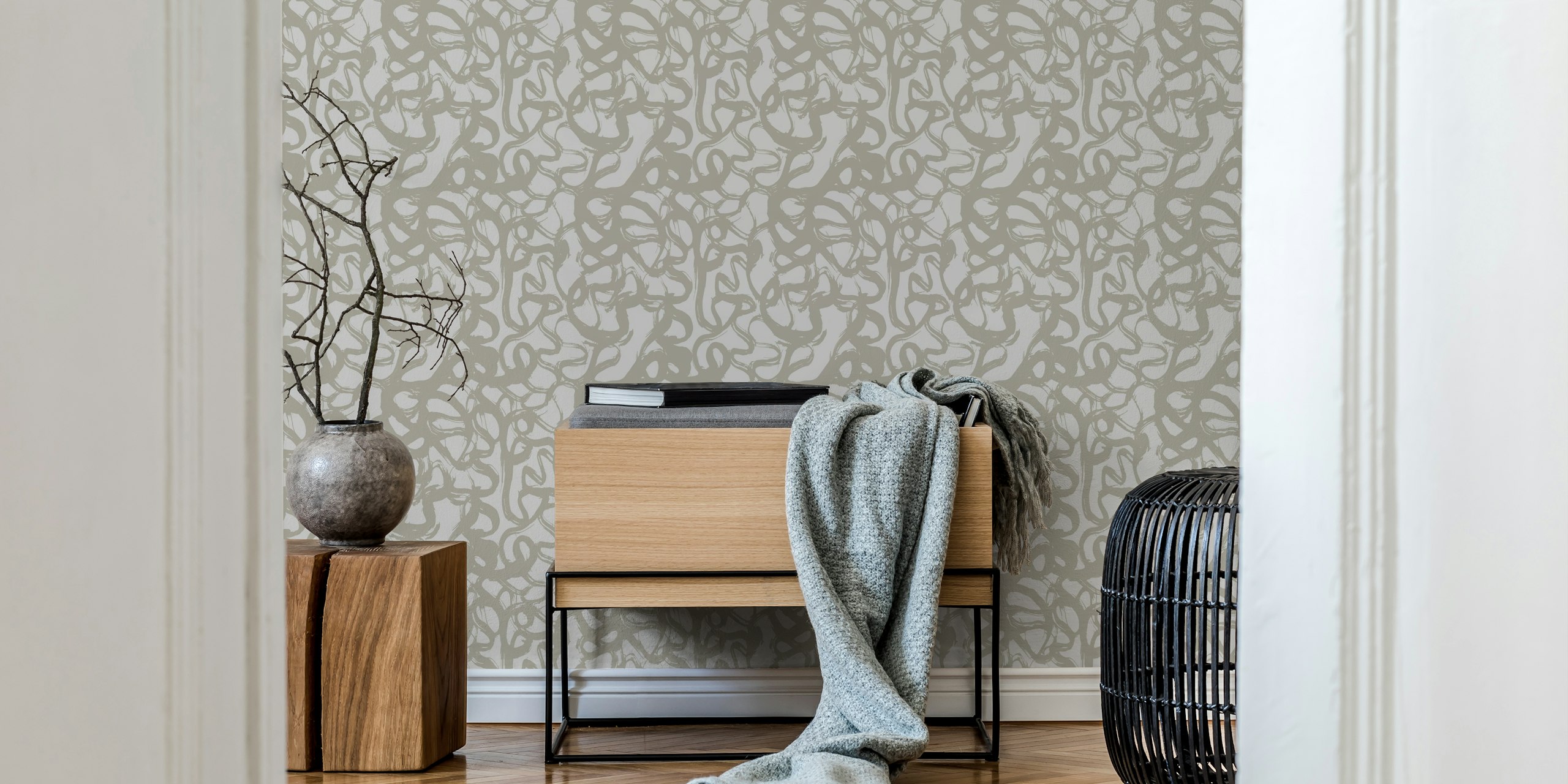 Beige brush strokes wallpaper huoneessa
