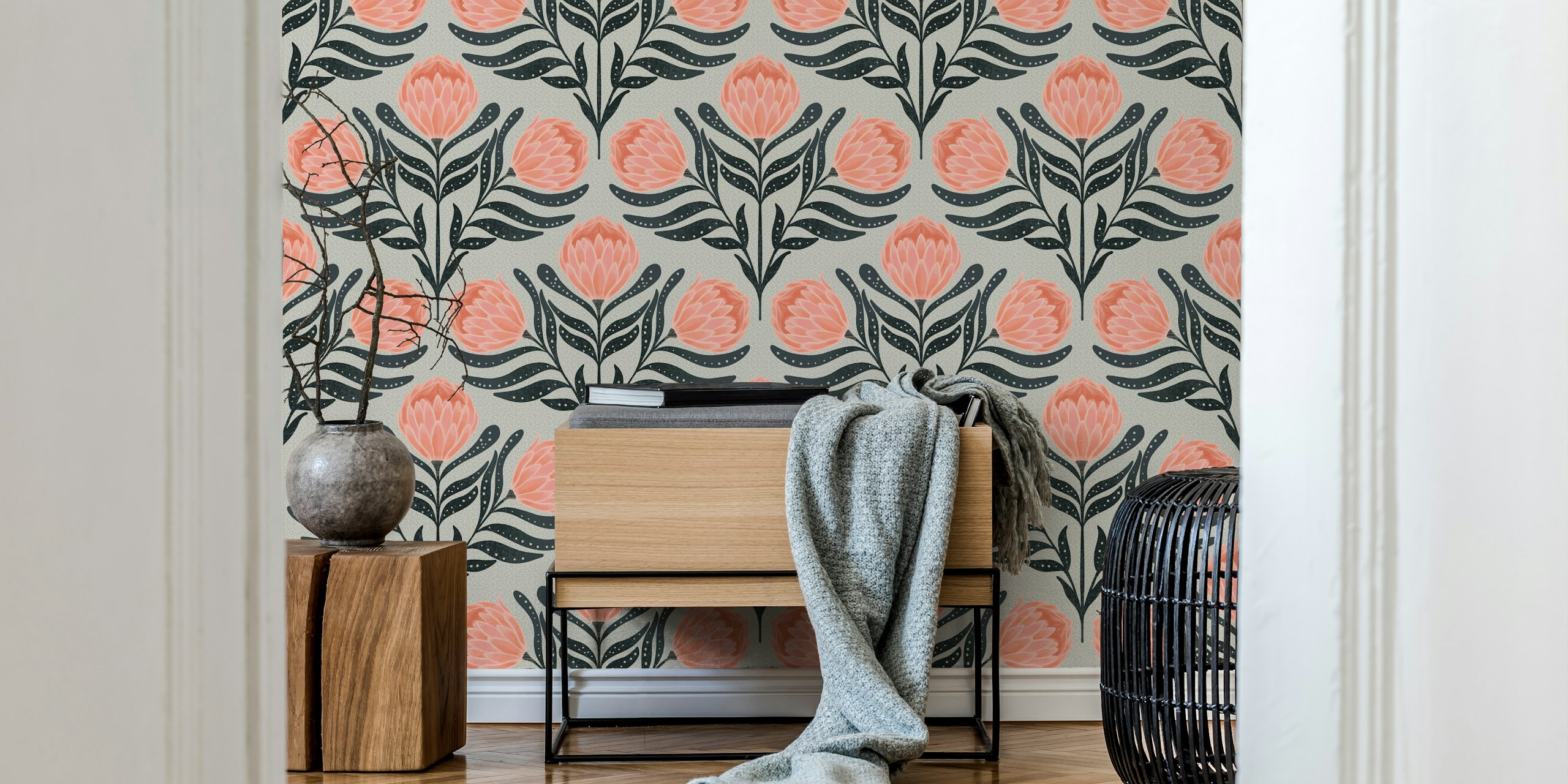 Papel tapiz Protea Sage aplicado en una habitación elegante