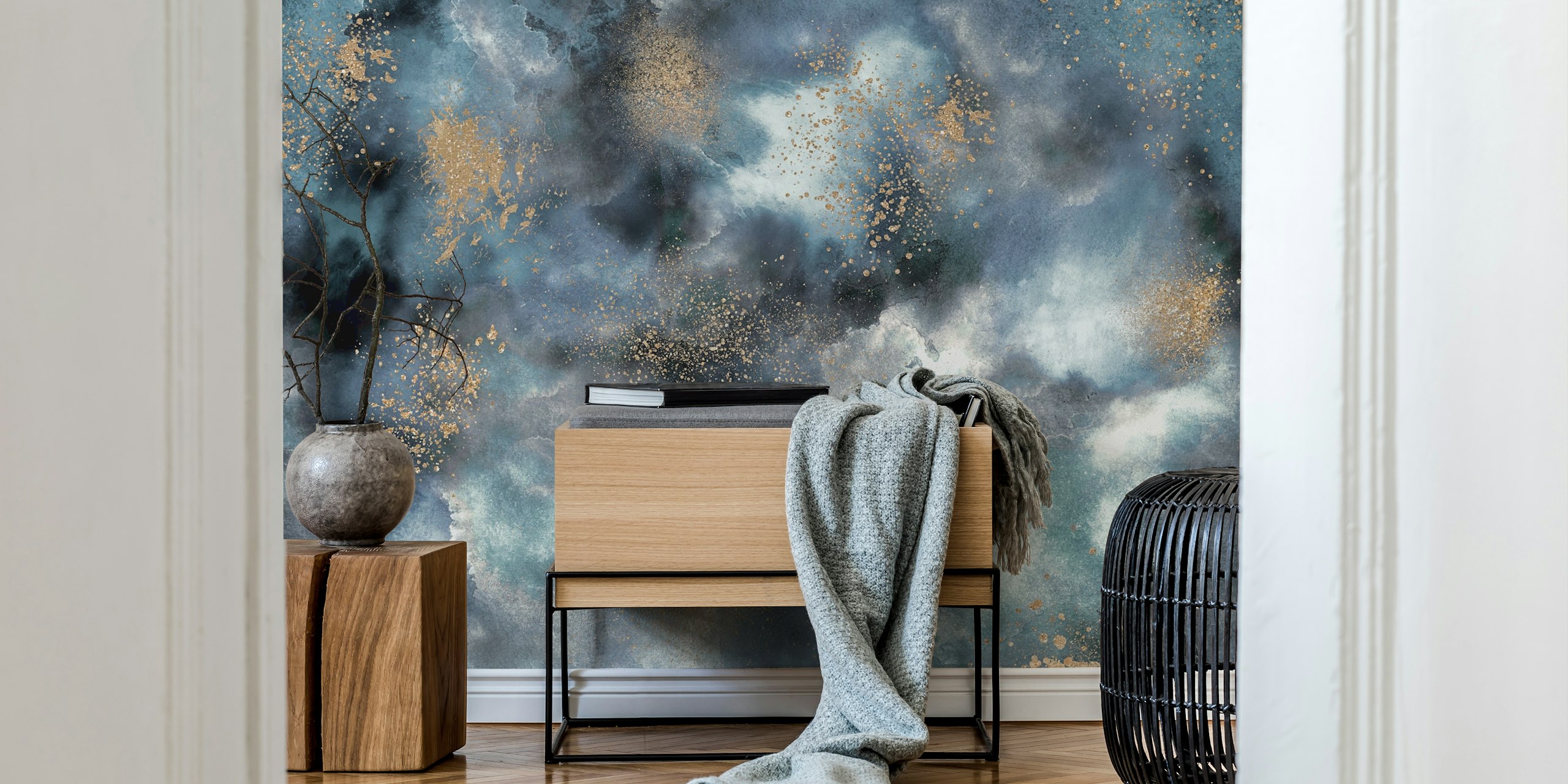 Papel pintado Celestial Nebula azul y dorado en una habitación