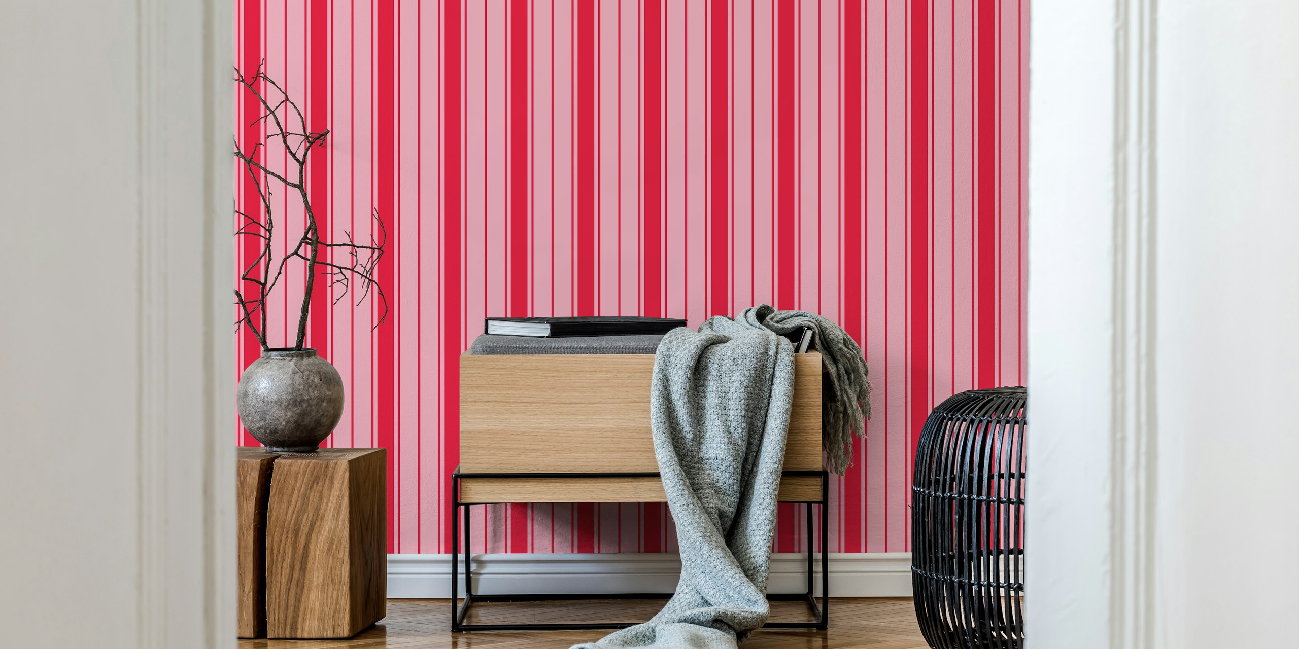 Crimson Red og Pink Stripe Elegance tapet i et rom