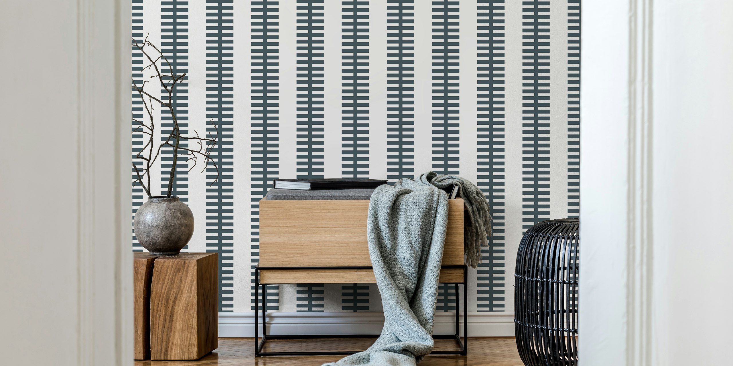 Papel de parede com listras geométricas simples em preto e branco em um quarto