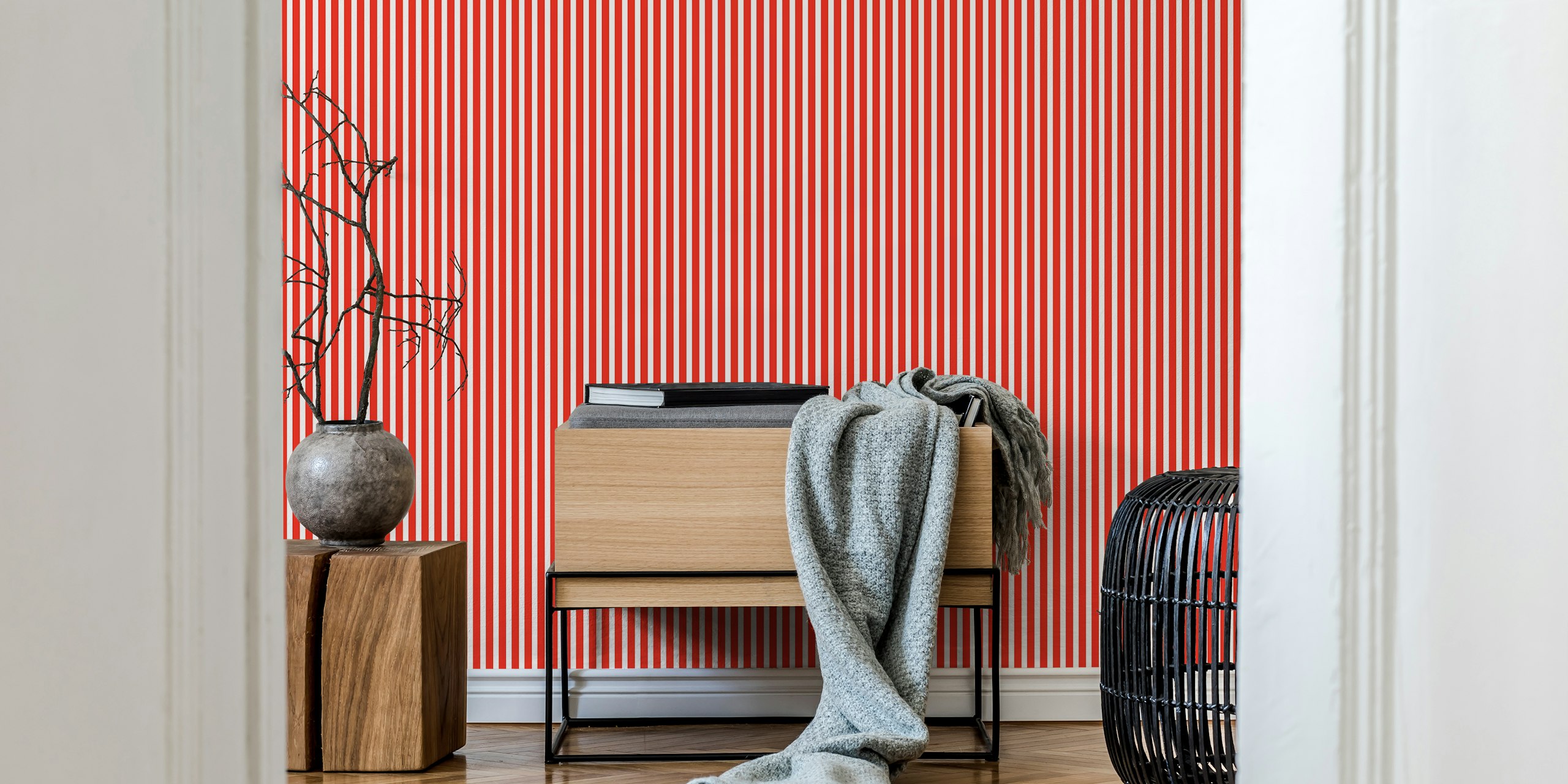 Classic thin stripes red tapetti huoneessa