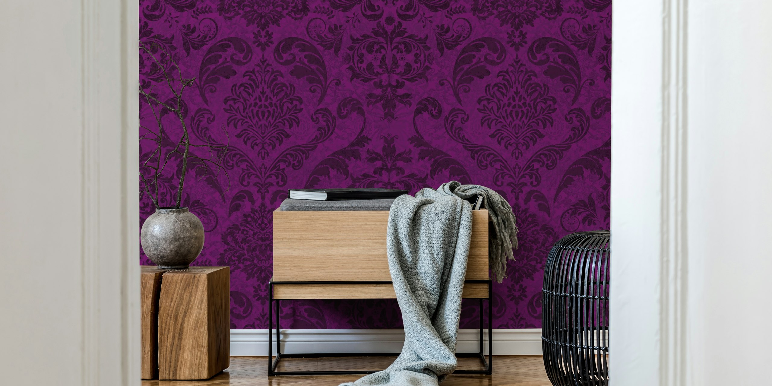 Tapeta Baroque Purple Royale Vintage Damask w pokoju