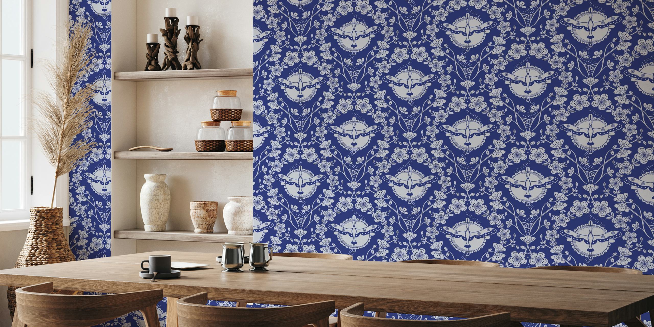 Mural de parede azul marinho representando cegonhas e padrões florais em um design simétrico