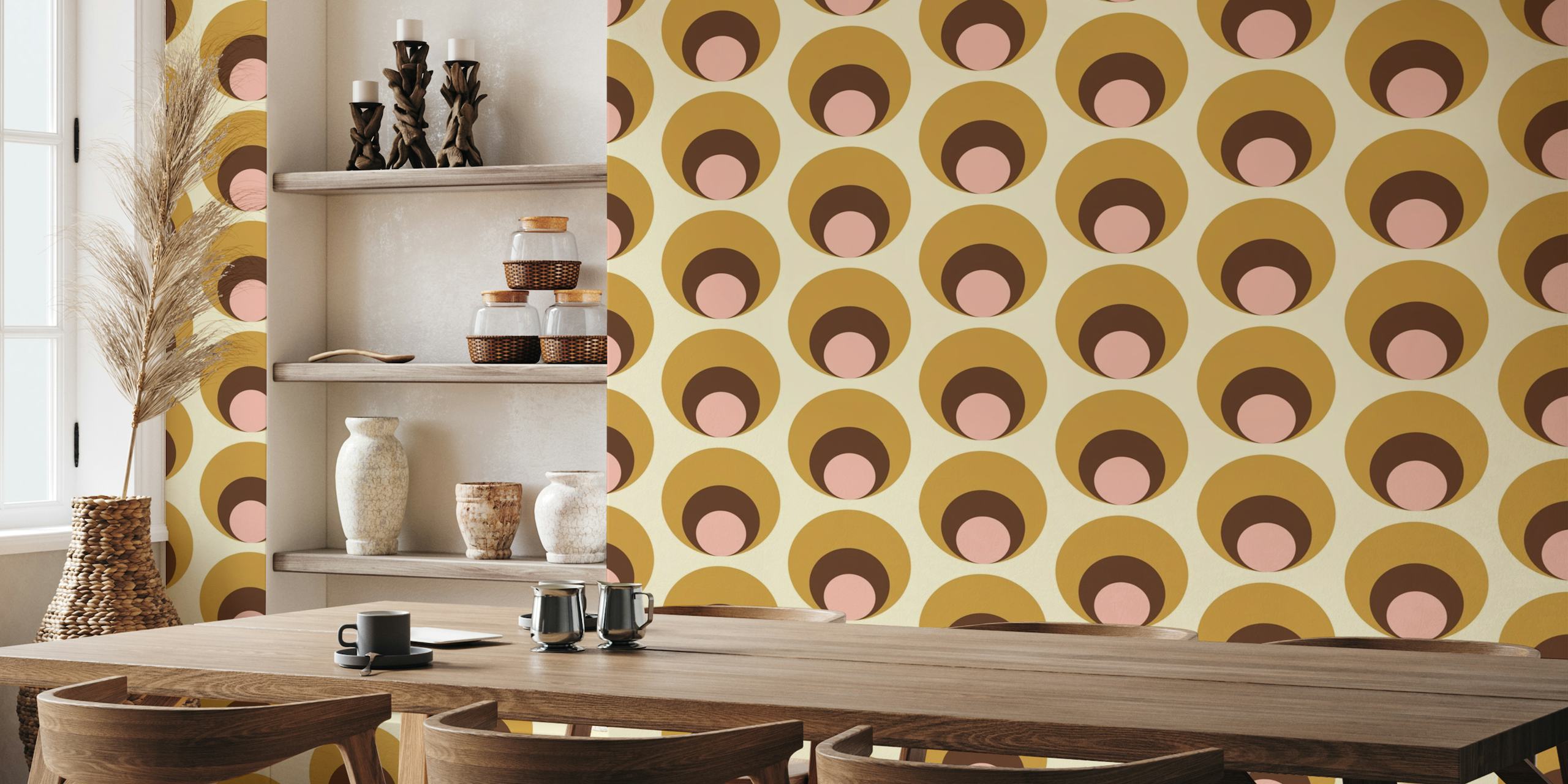 Apricity Retro Dots beige seinätapetti, jossa on päällekkäisiä ympyröitä beigen, ruskean ja poskipunan sävyissä.