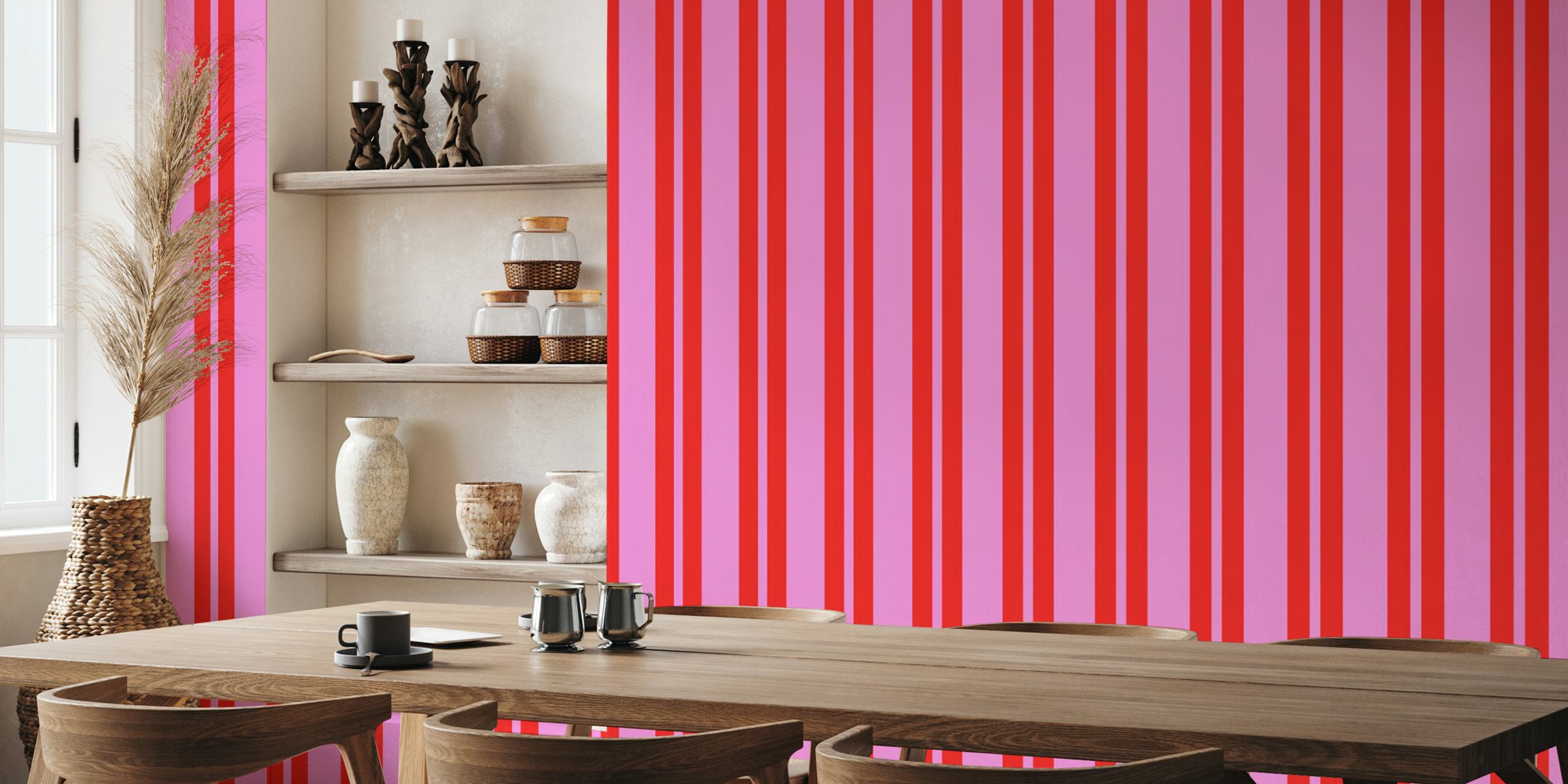 Papel de parede listrado duplo rosa e vermelho Classic Double Stripes Preppy em um quarto