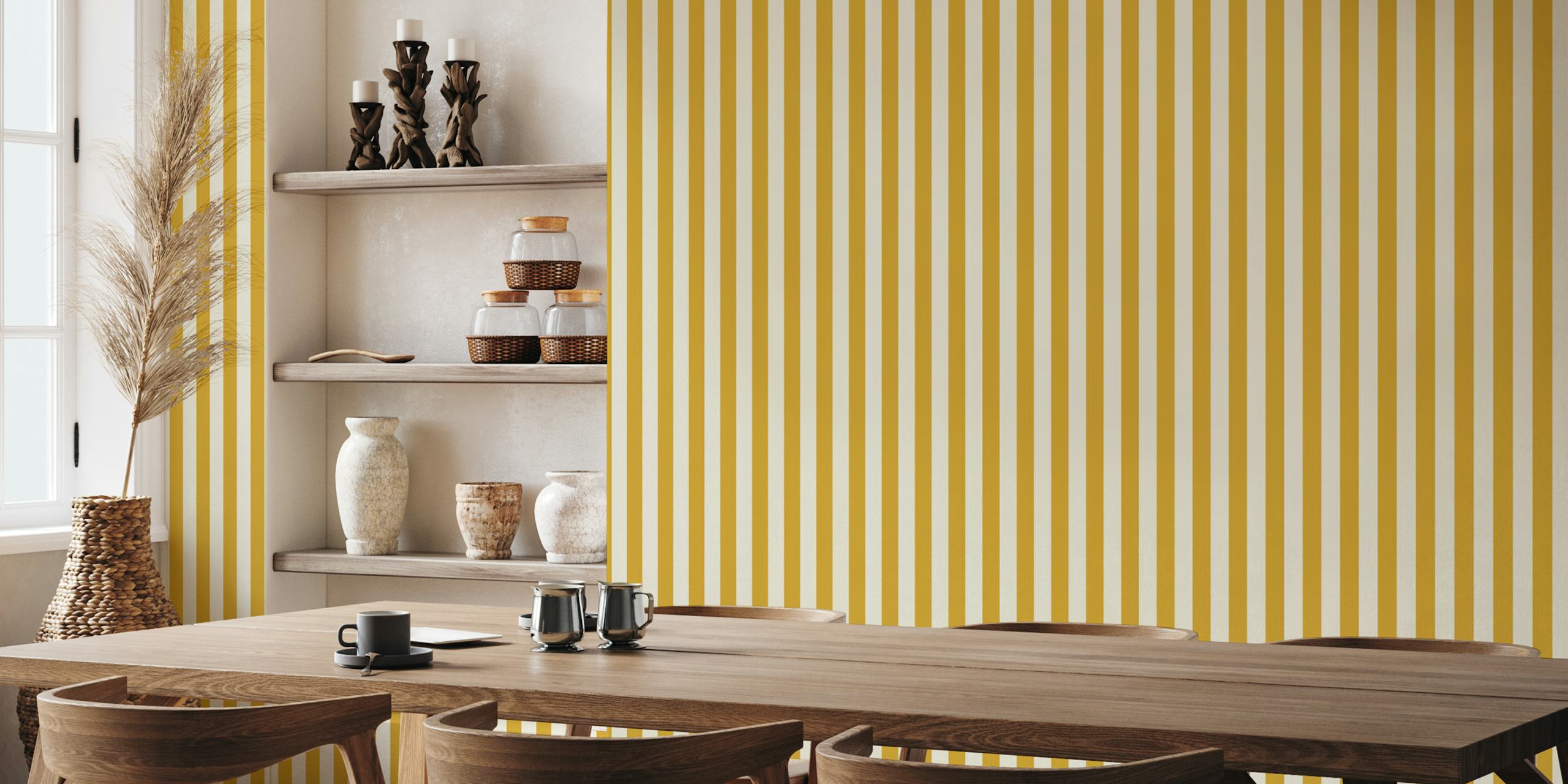 Mustard yellow og beige mellemstriber tapet i et rum