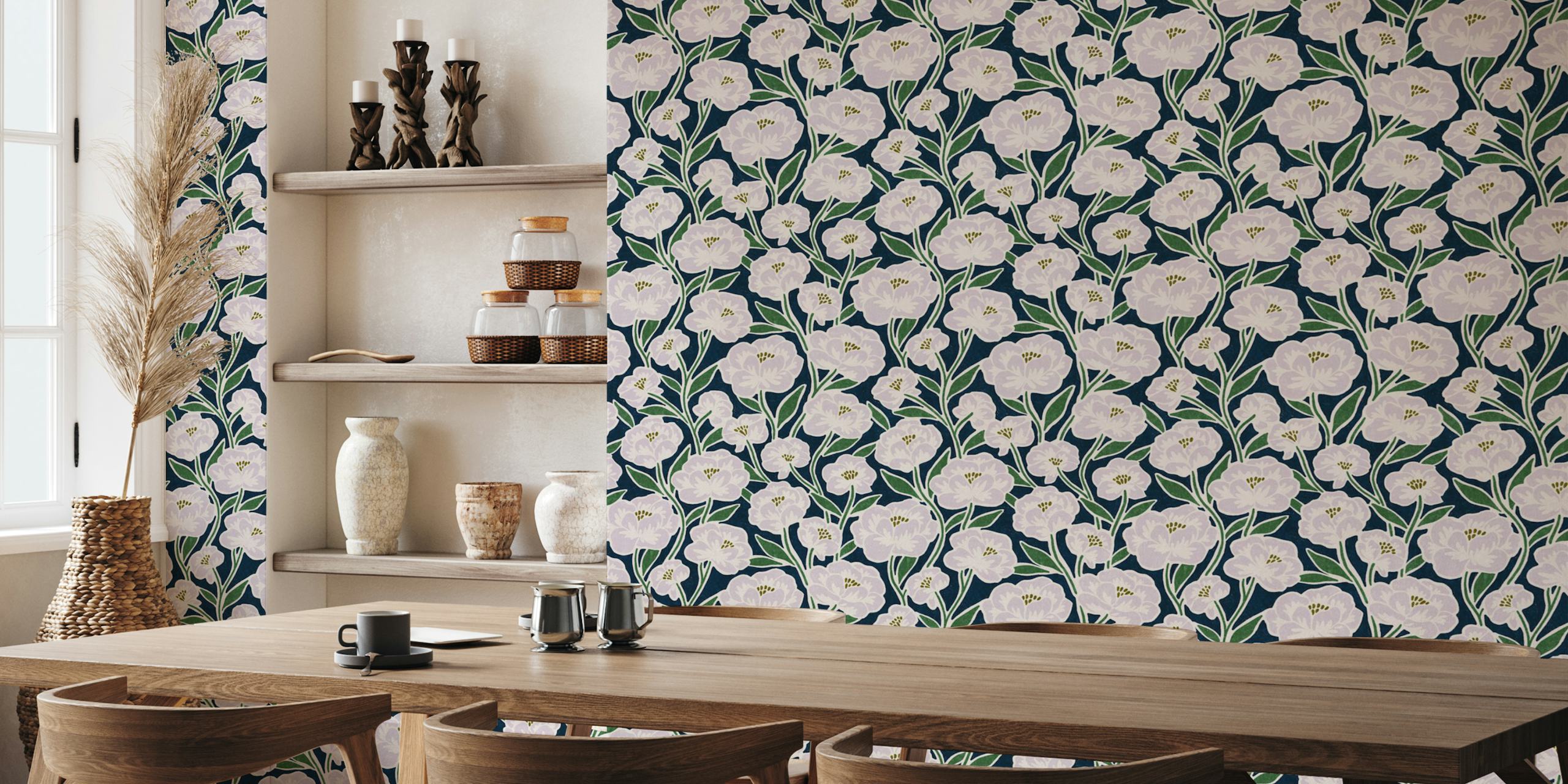 Květinová Batiste v námořnické modři a levanduli na tapetě v místnosti