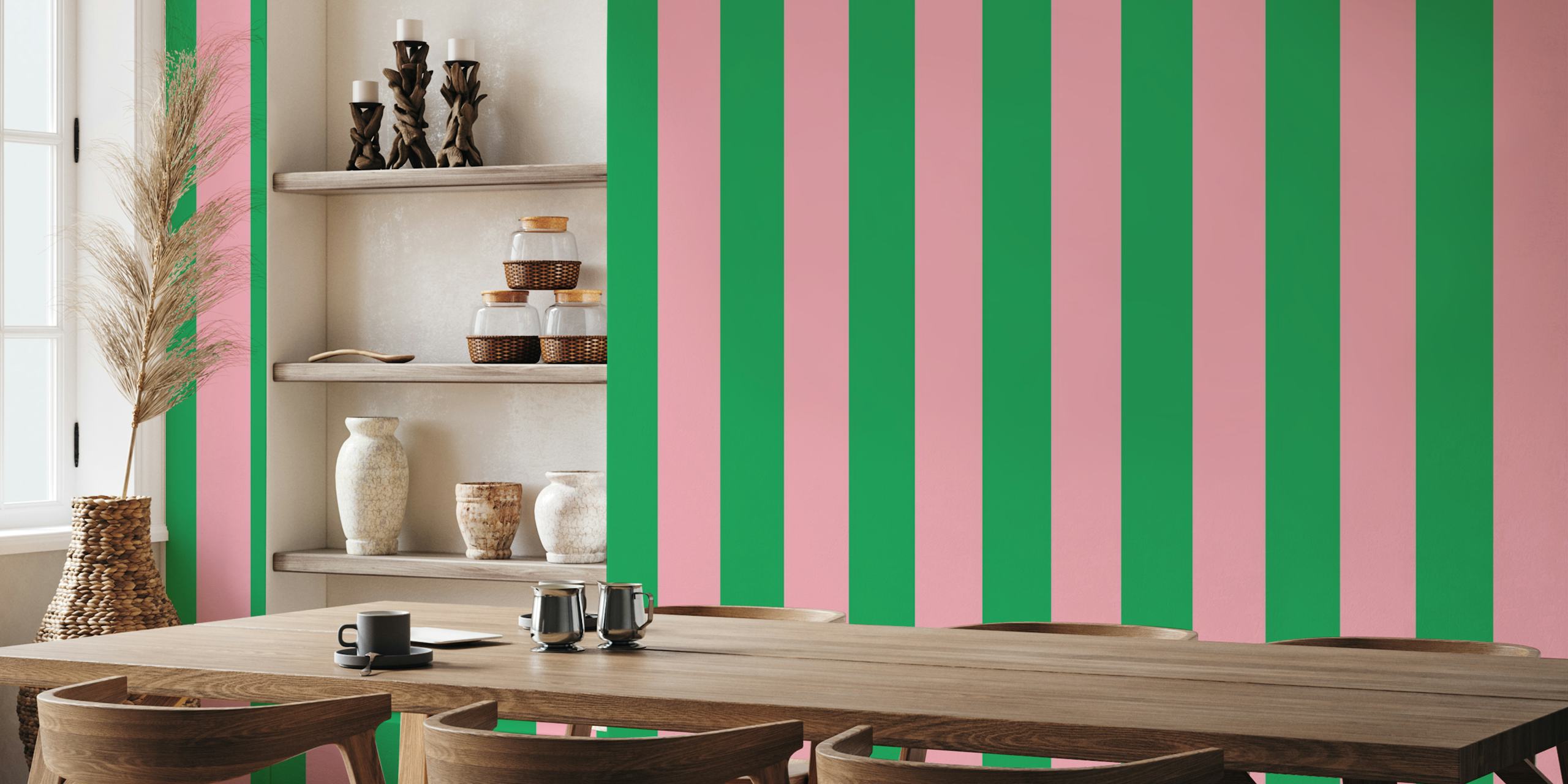 Bold vertical stripes na svijetloj zelenoj i ružičastoj tapeti