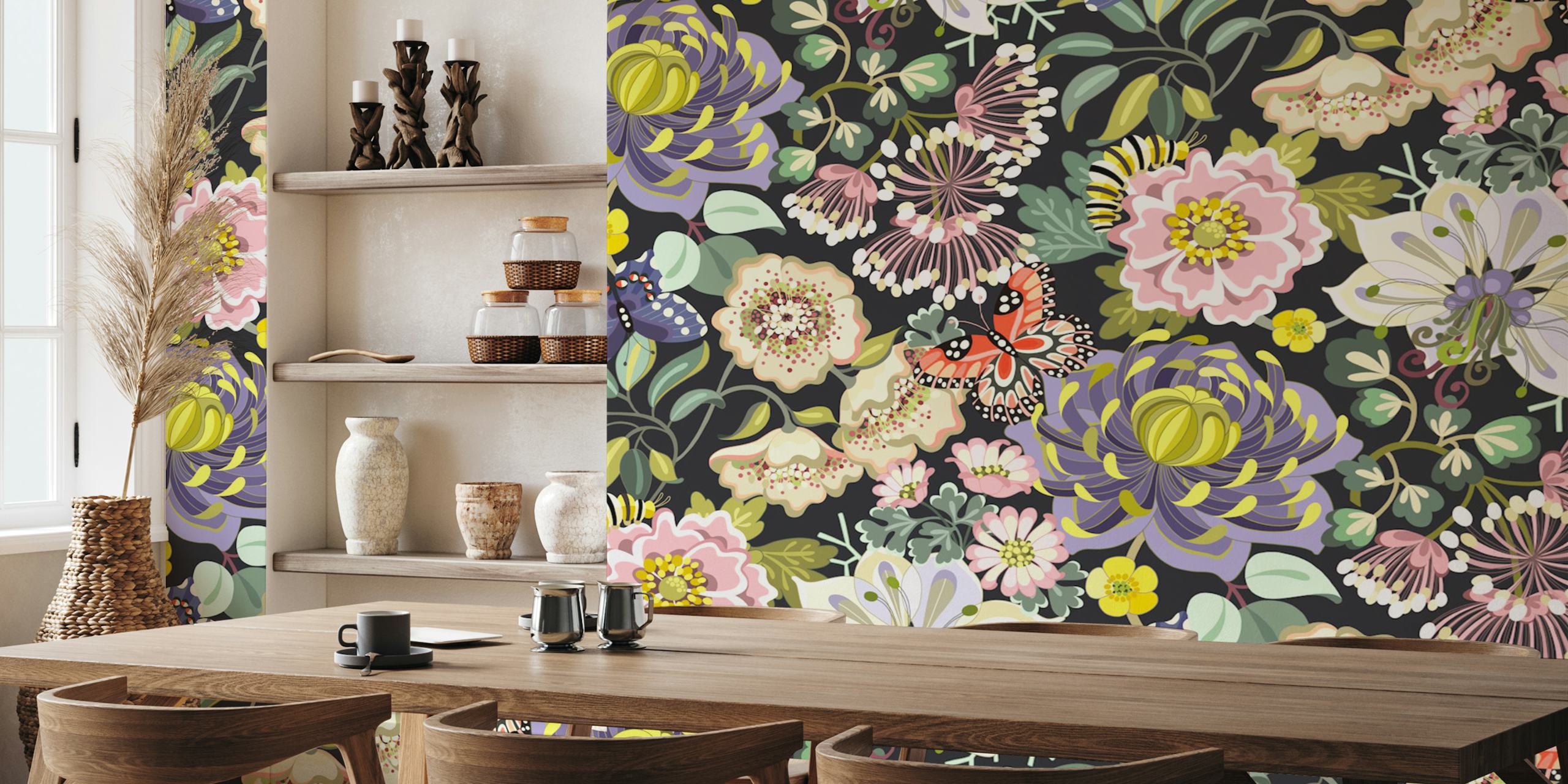 Dark florals Tapete in einem Raum präsentiert