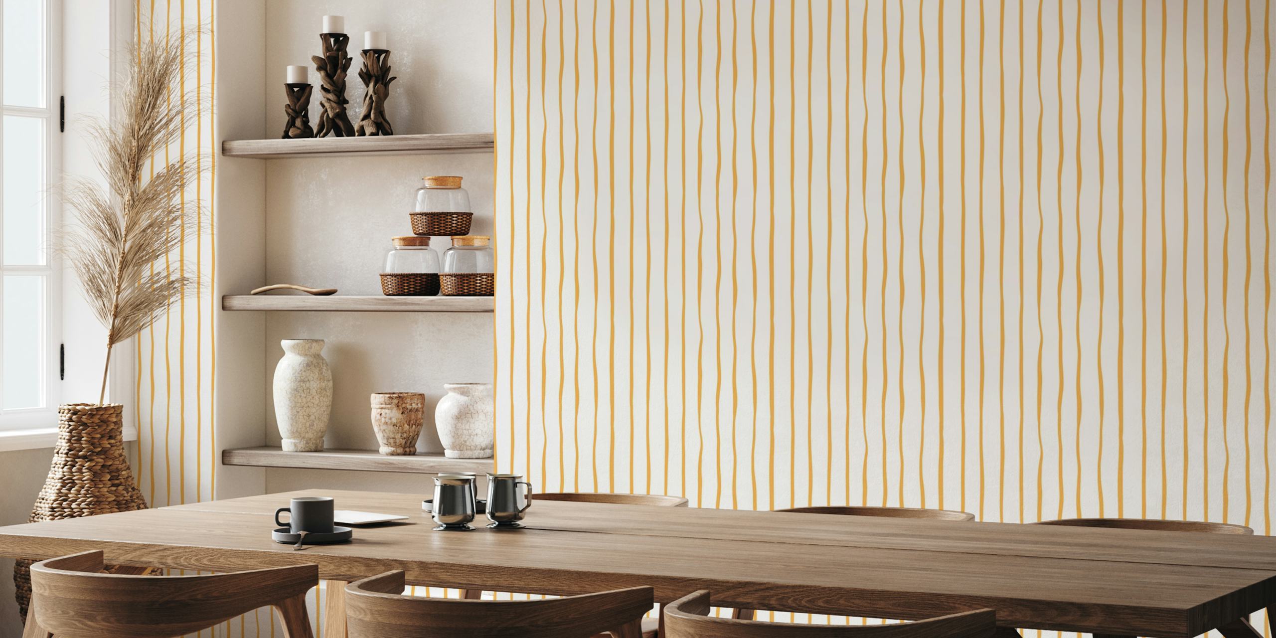 Papel de parede listrado amarelo em um quarto