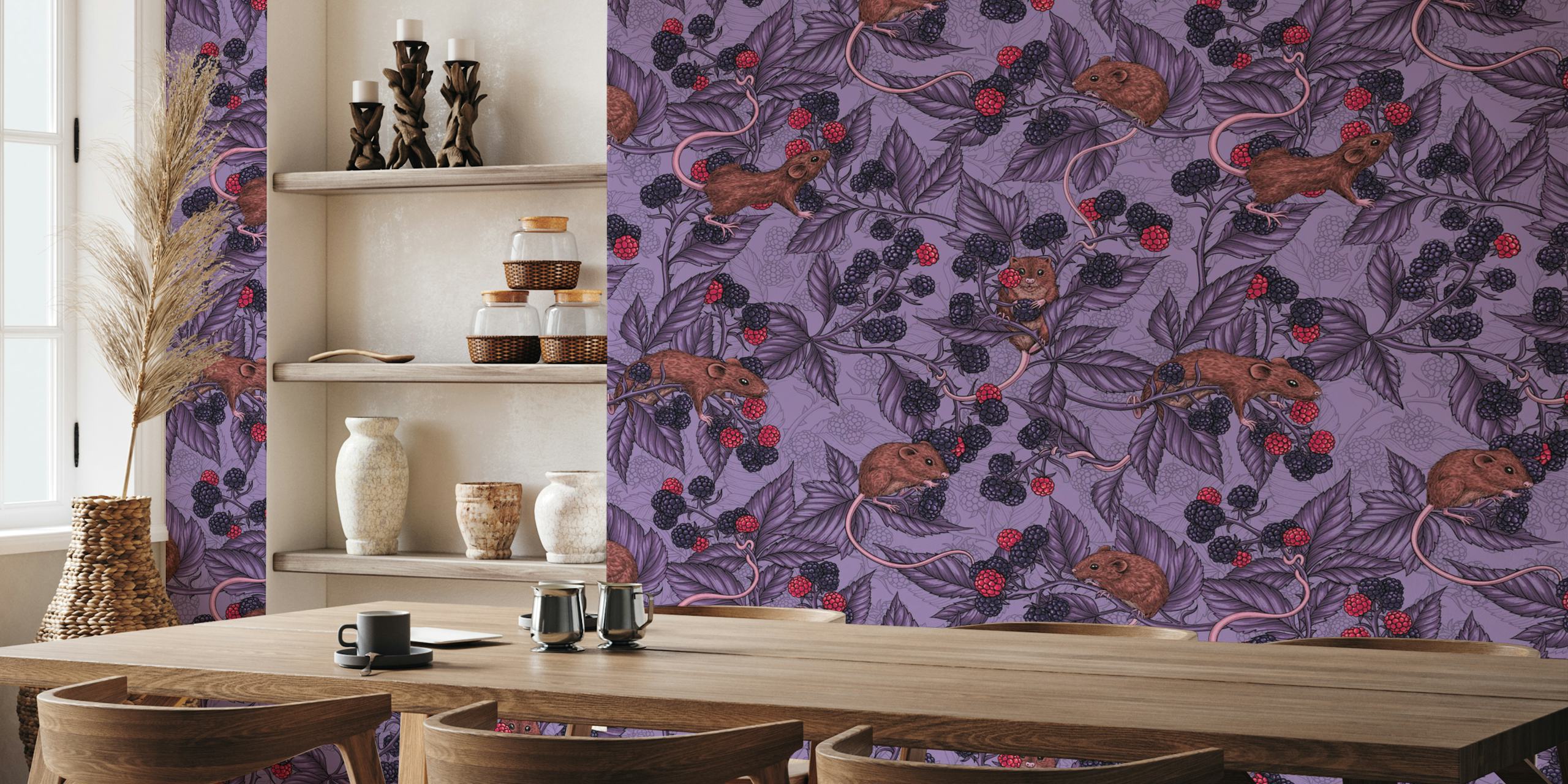 Illustratives Wandbild mit Mäusen und Brombeeren auf lavendelfarbenem Hintergrund