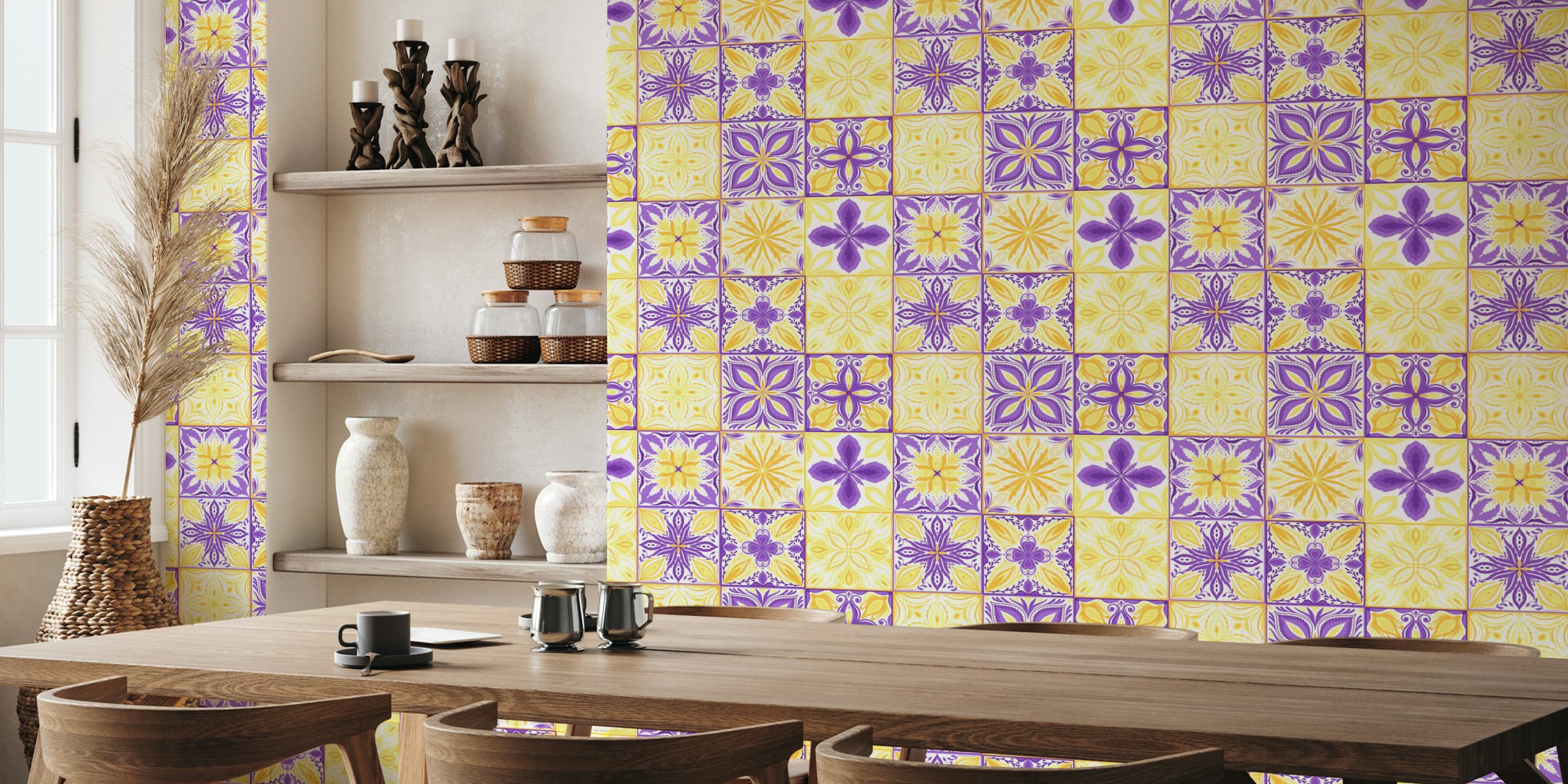 Fargerikt utsmykket veggmaleri med fliser med gult og blåmagenta-design