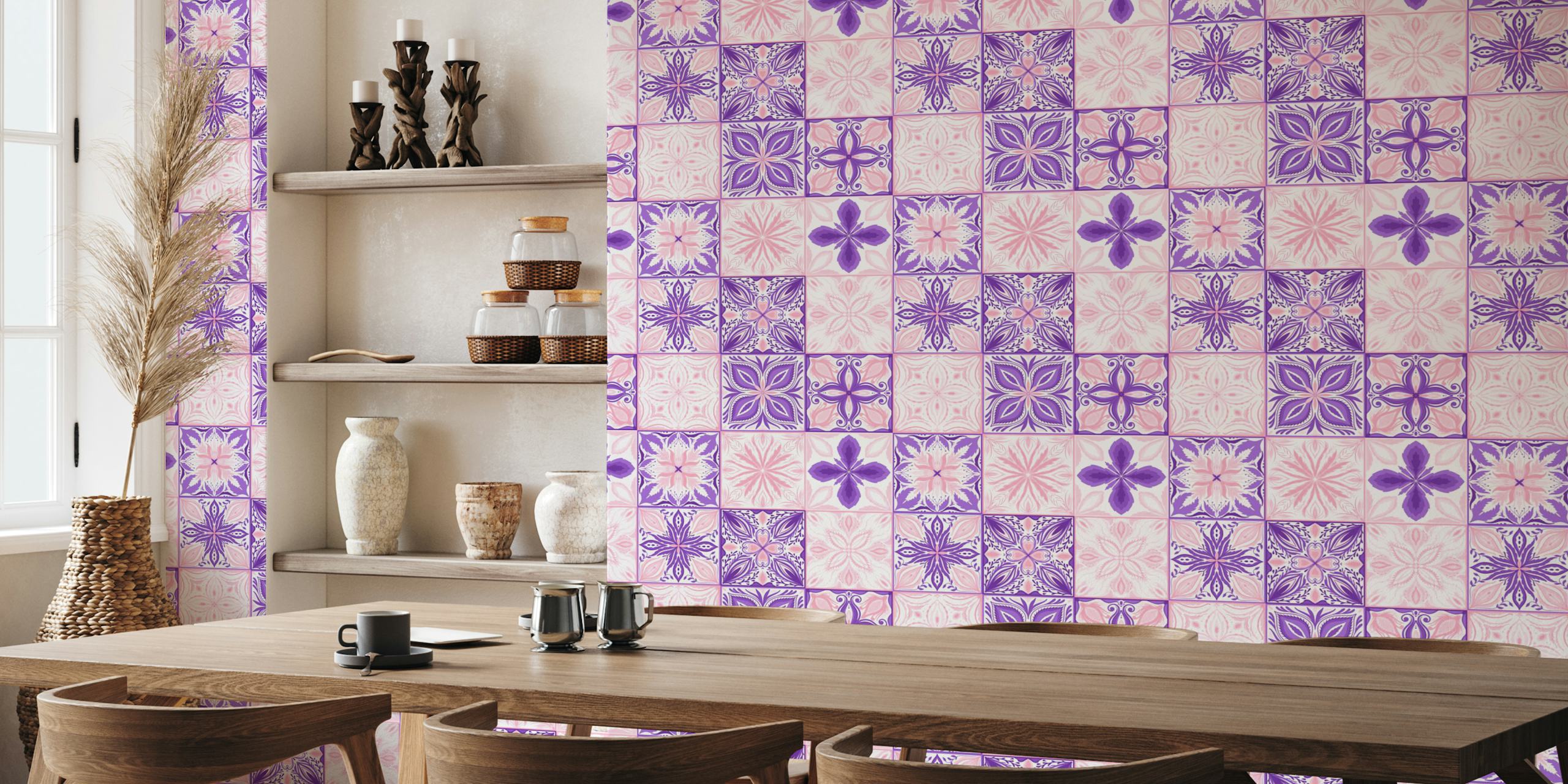 Ornate tiles in pink and blue-magenta in einem Raum
