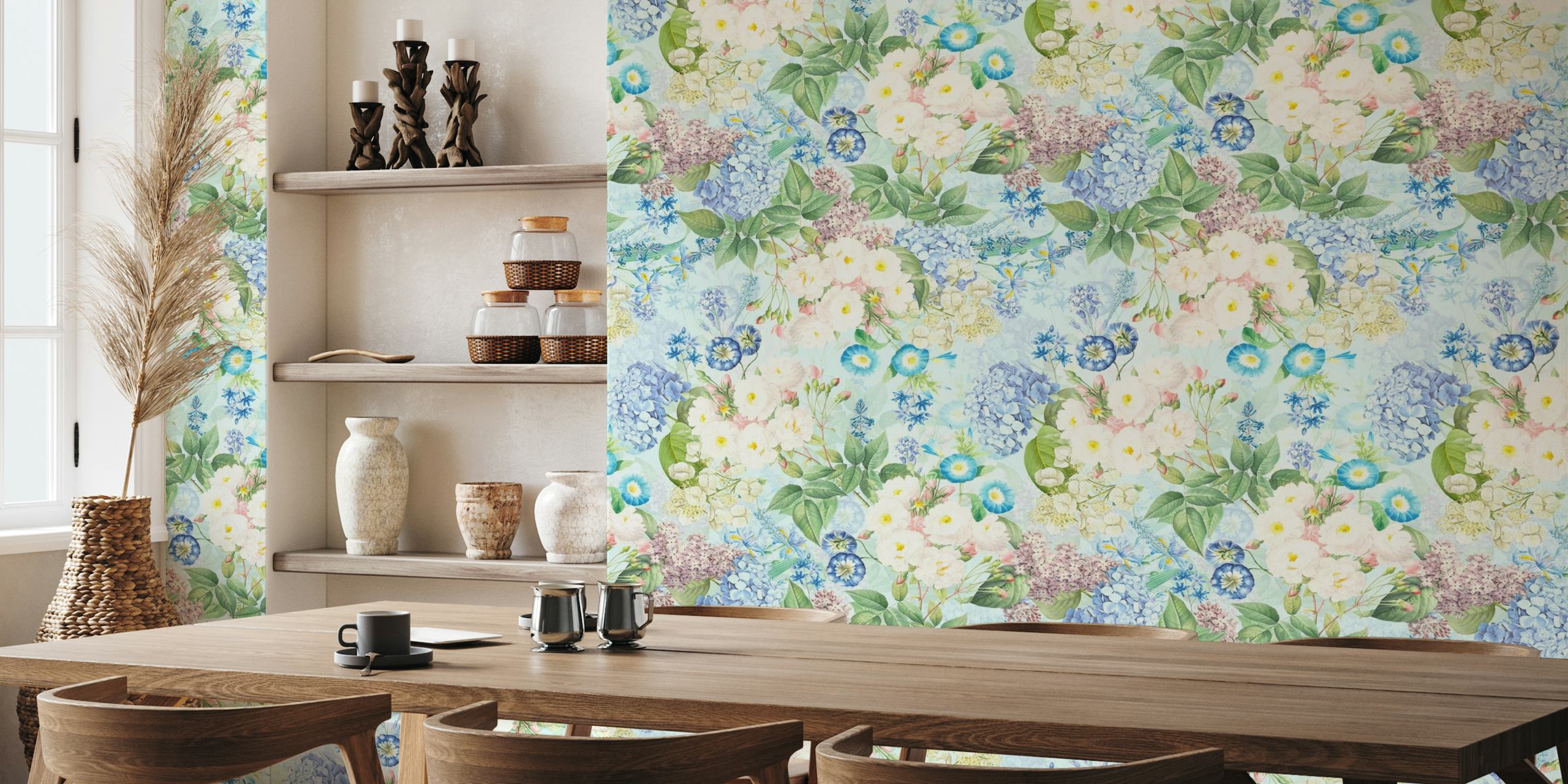 Blauwe vintage rozentuinmuurschildering met bloeiende bloemen en weelderig groen