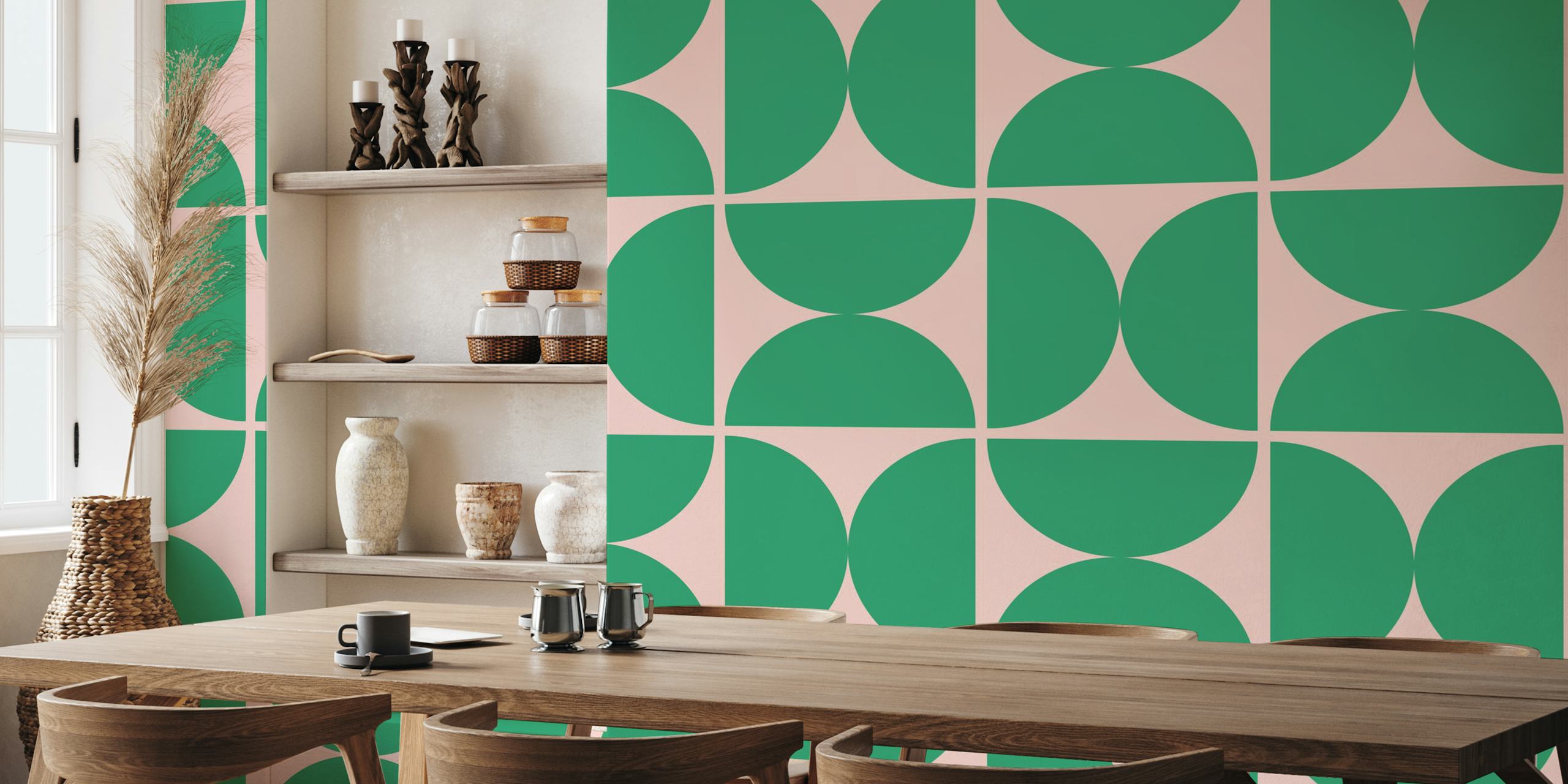 Roze en groene semicircles behang in een kamer