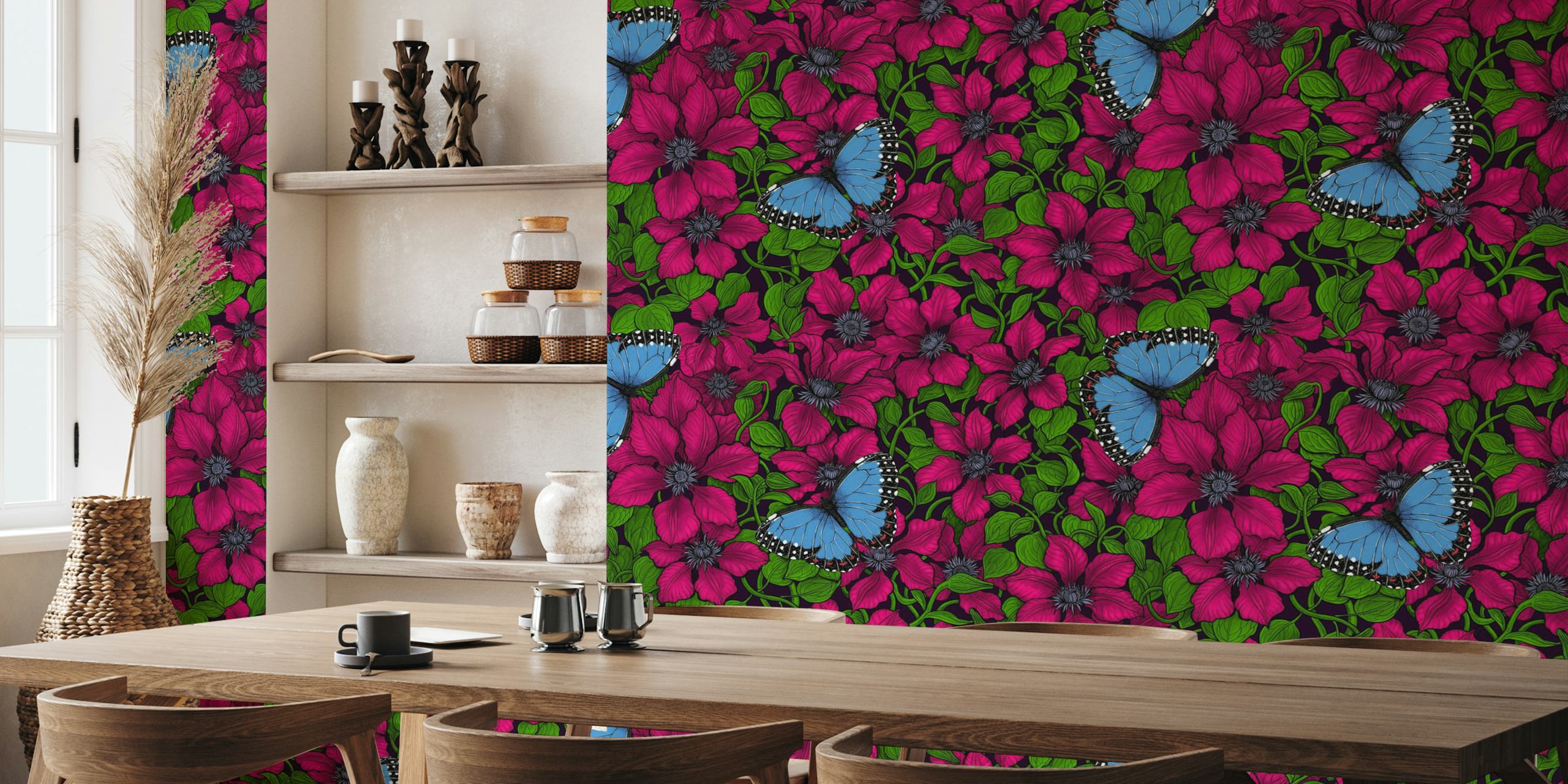 Red clematis blommor med blue butterflies