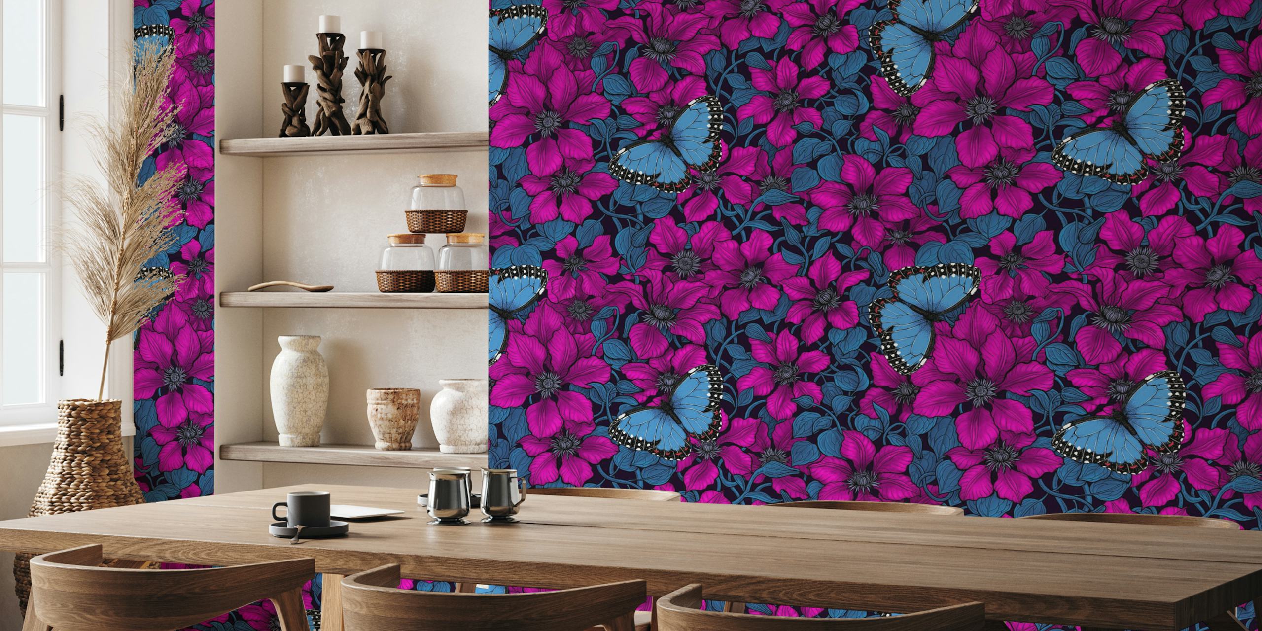 Carta da parati con fiori di clematide rosa e farfalle morfo blu su sfondo blu scuro