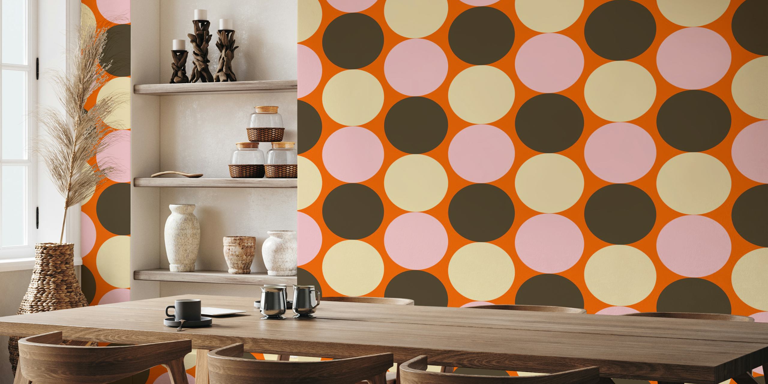 Papier peint mural de style milieu du siècle avec des cercles orange, roses et marron sur fond crème