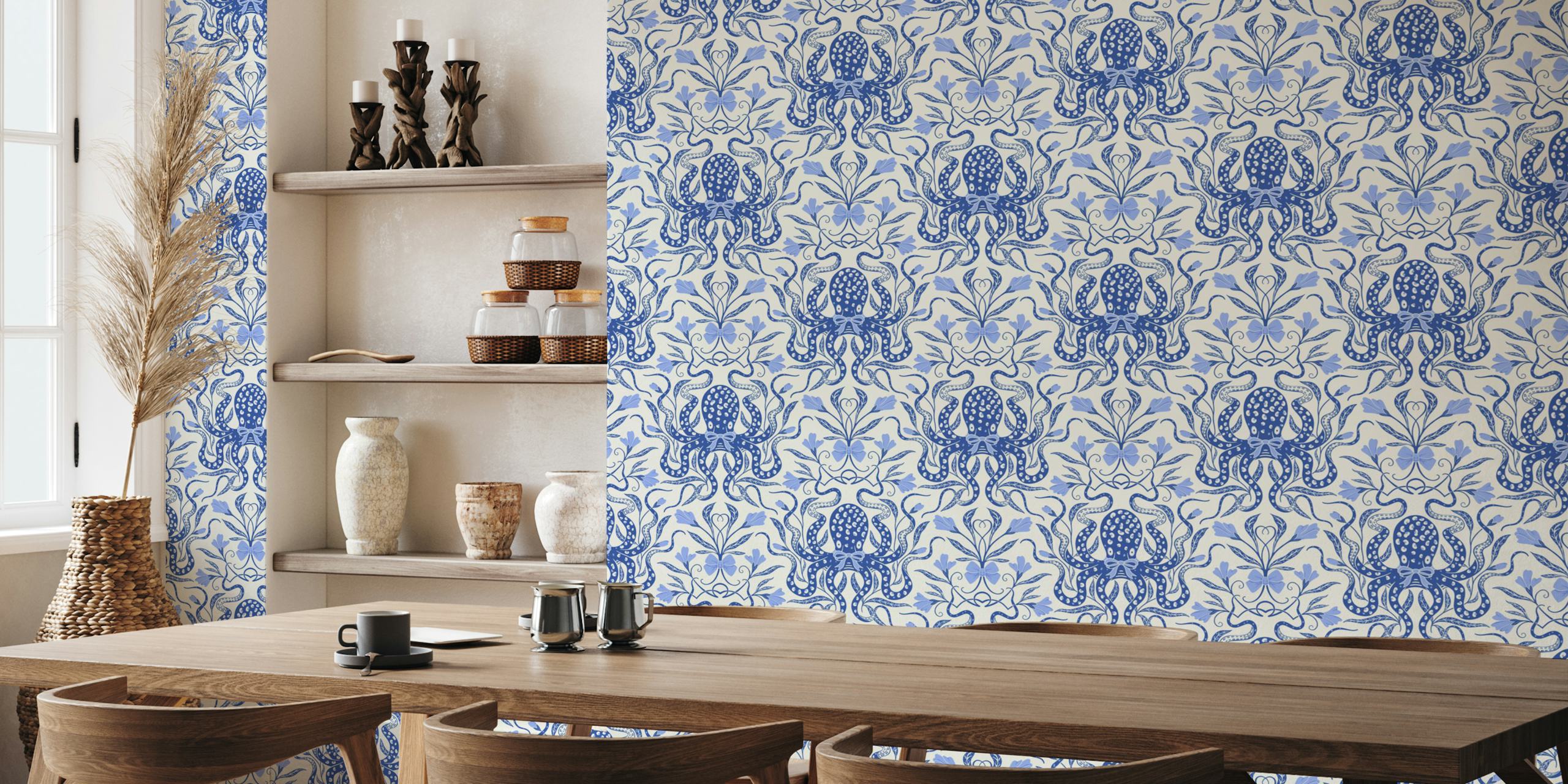 Papel de parede de polvo chinoiserie azul cobalto com intrincados padrões florais e temas oceânicos.