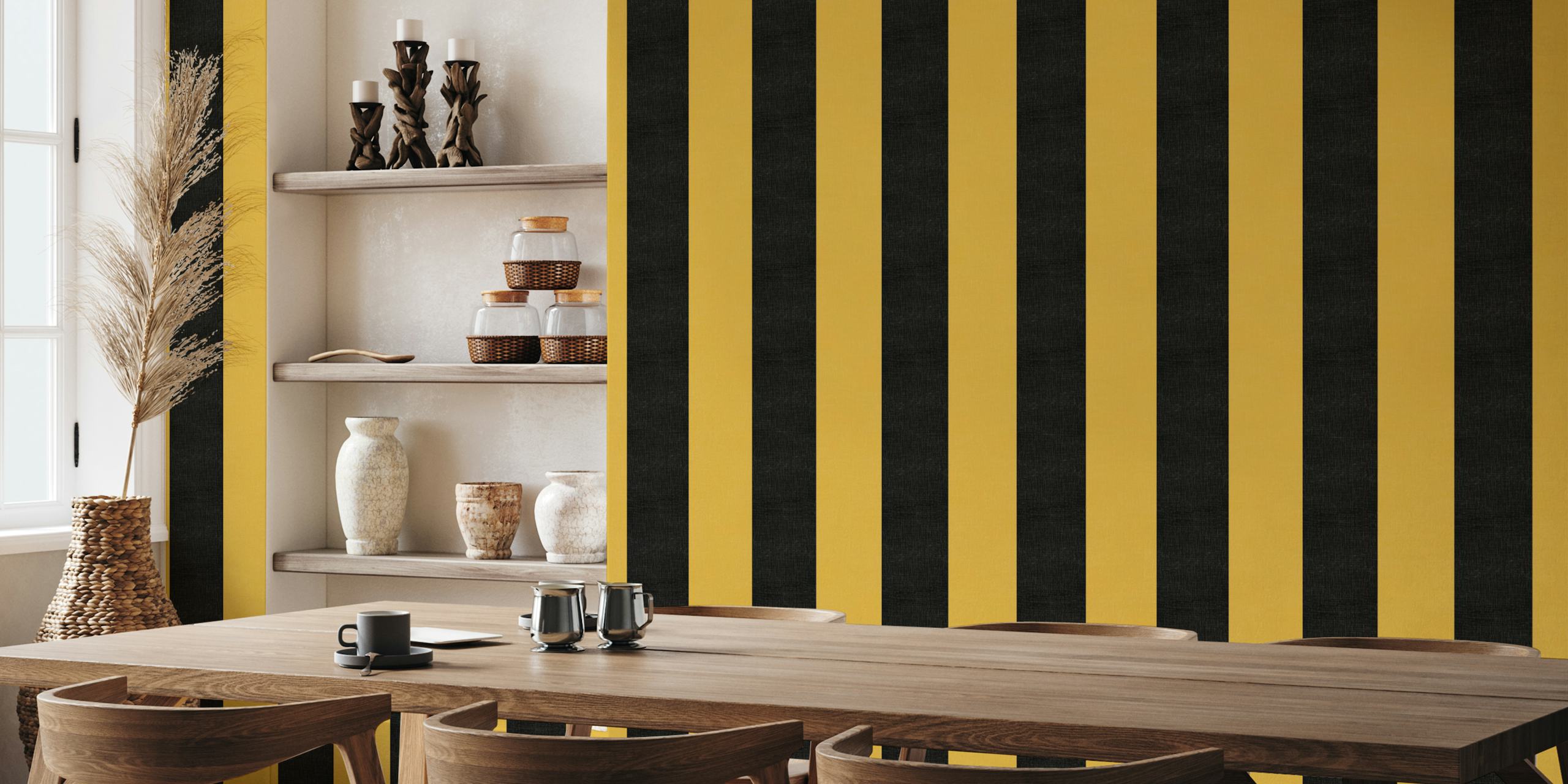 Papel pintado a rayas negro y amarillo en una habitación