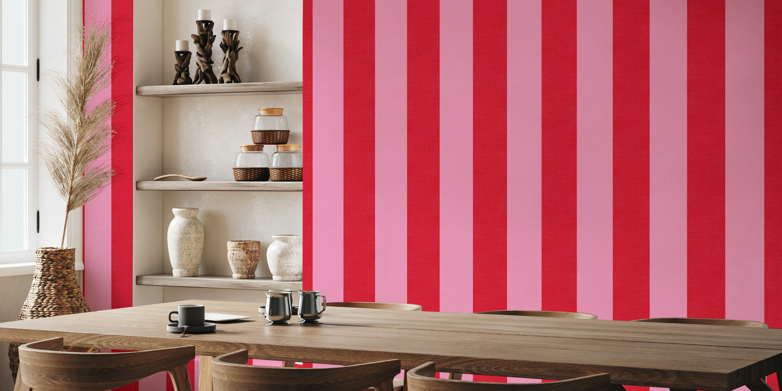 Grande mural de parede com listras texturizadas em rosa e vermelho