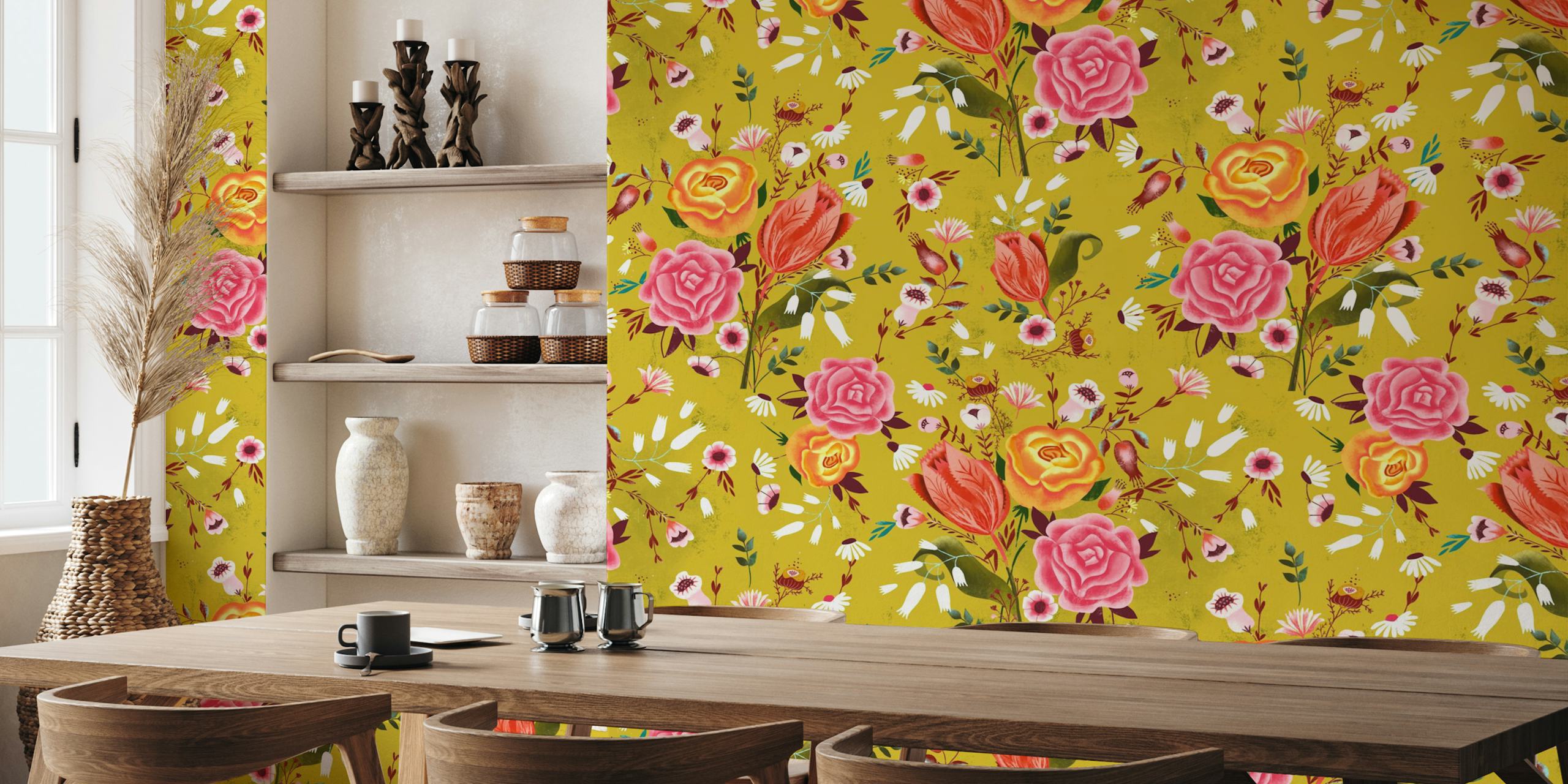 Roses on gold chintz papier peint exposé dans une pièce