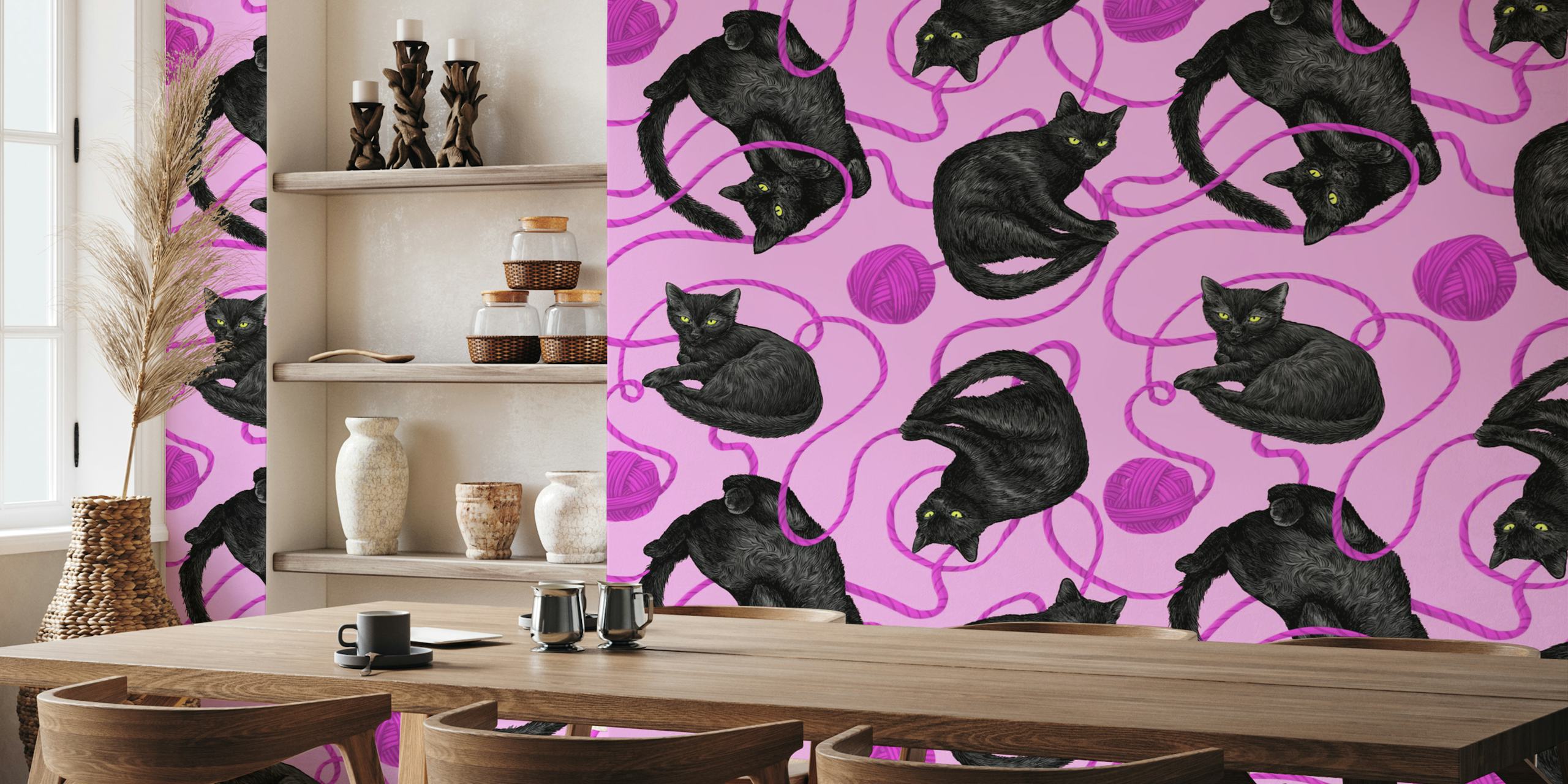 Black cats avec de la laine sur du papier peint rose