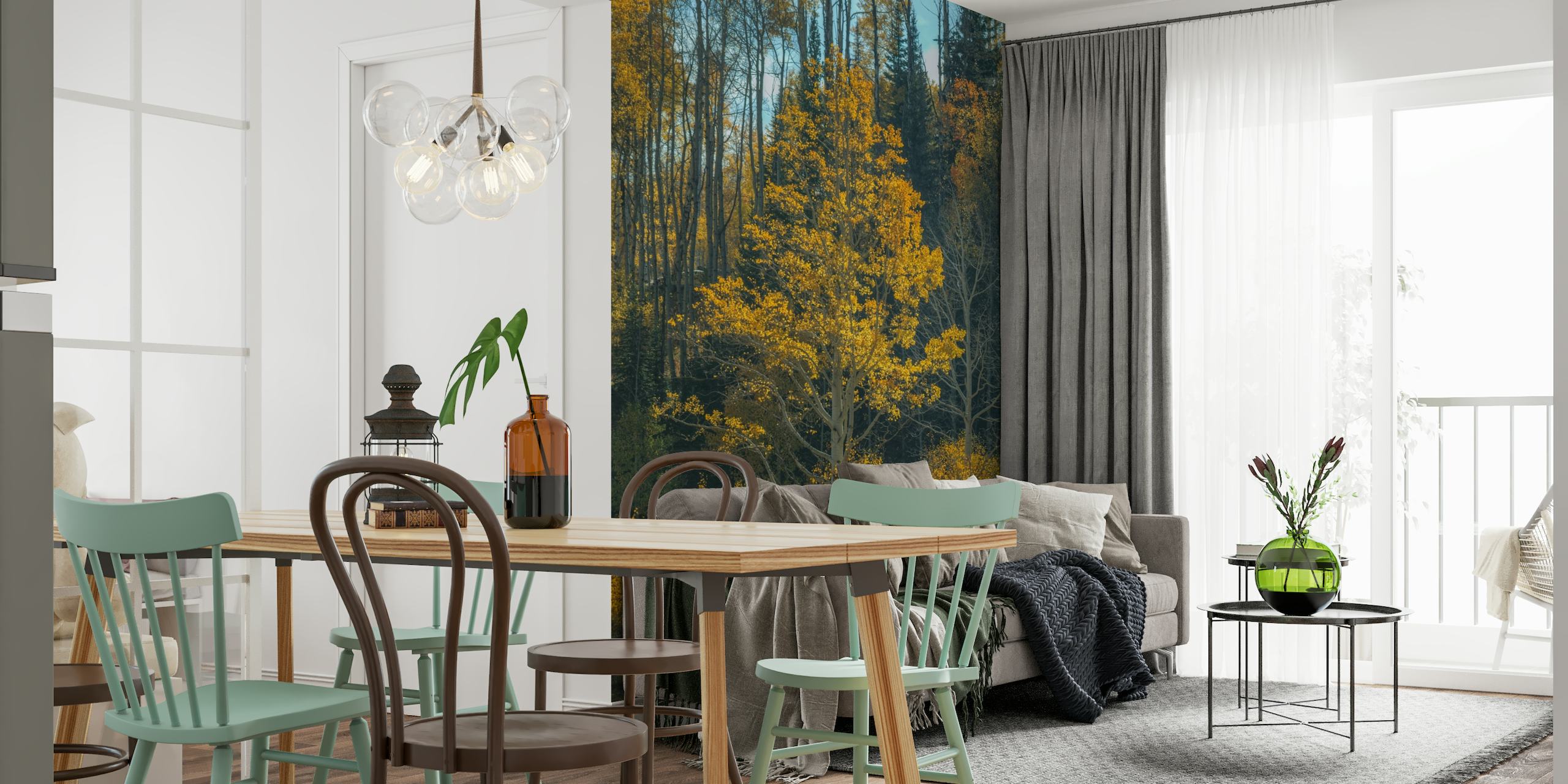 Vægmaleri af et træ med gyldengule blade, der ligner flammer mod en skovklædt baggrund