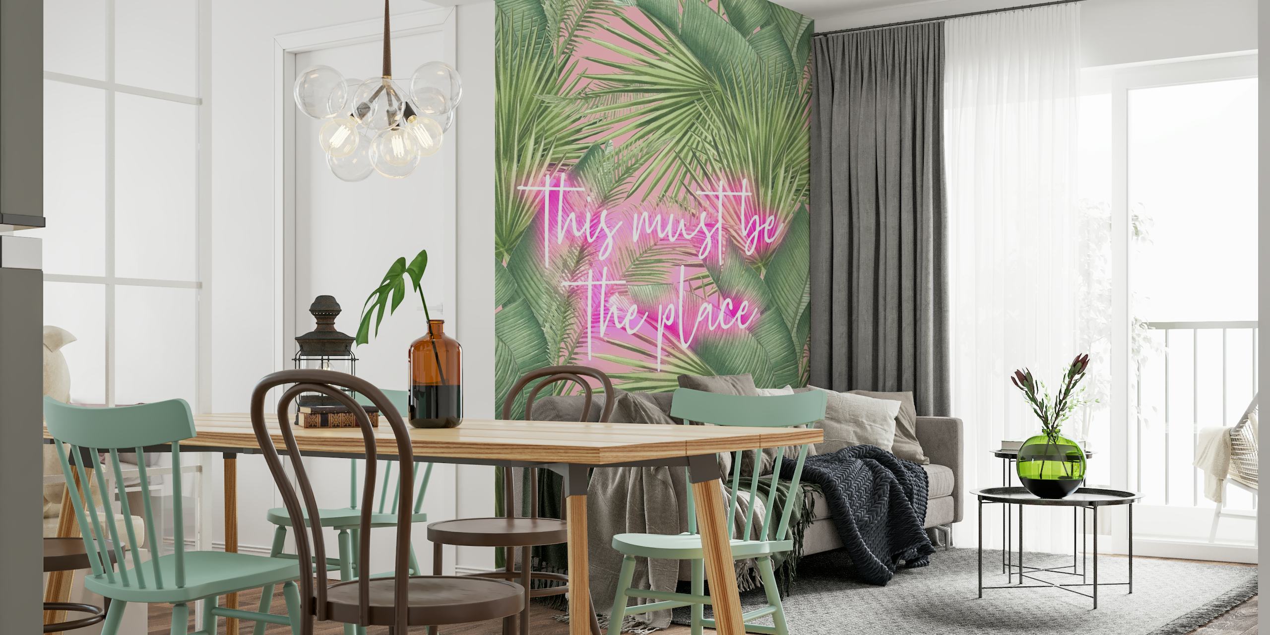 Muurschildering met neonbord met de tekst 'This must be the place' te midden van tropisch groene palmbladeren.
