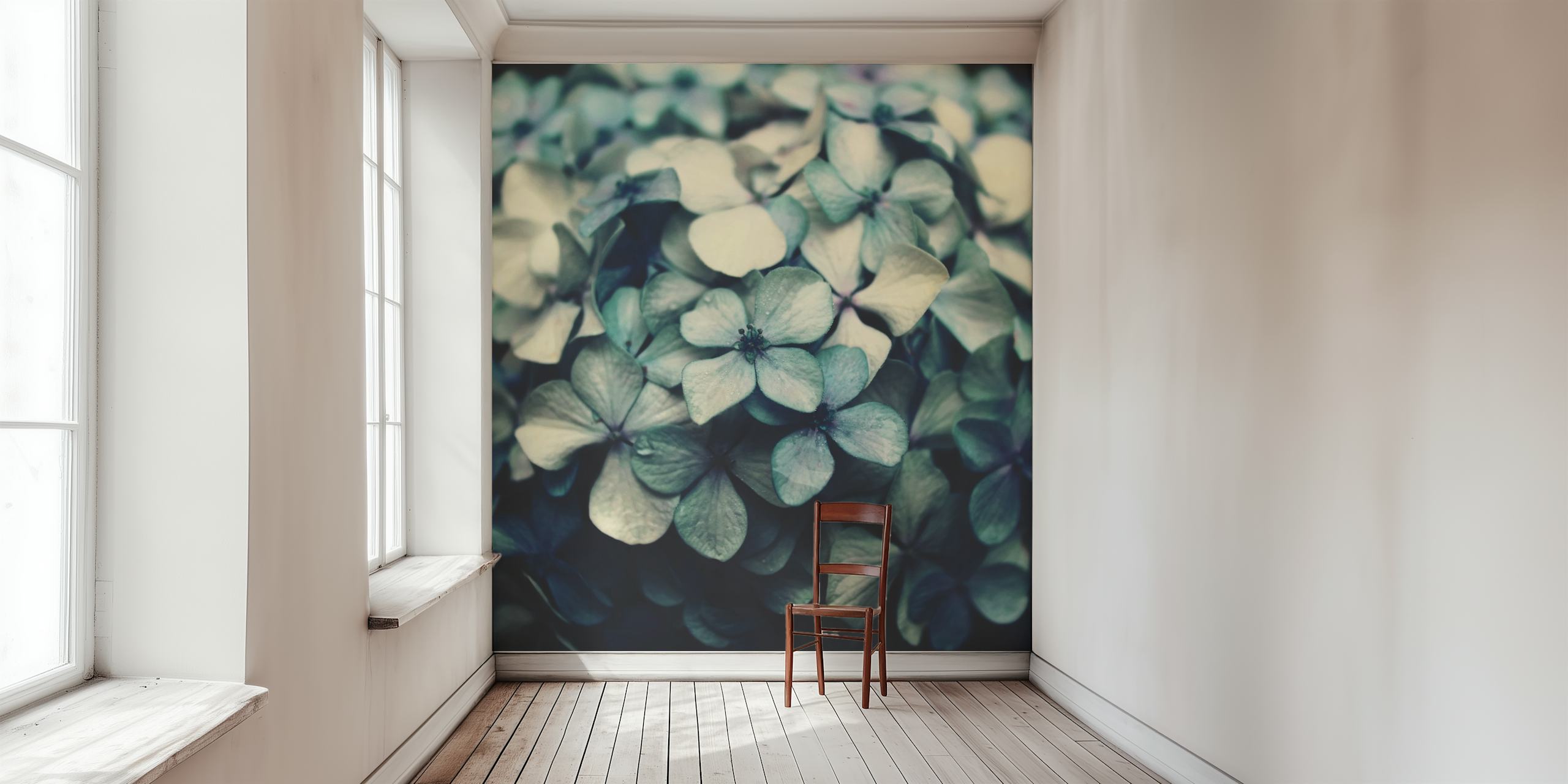 Carta da parati floreale blu scuro in una stanza