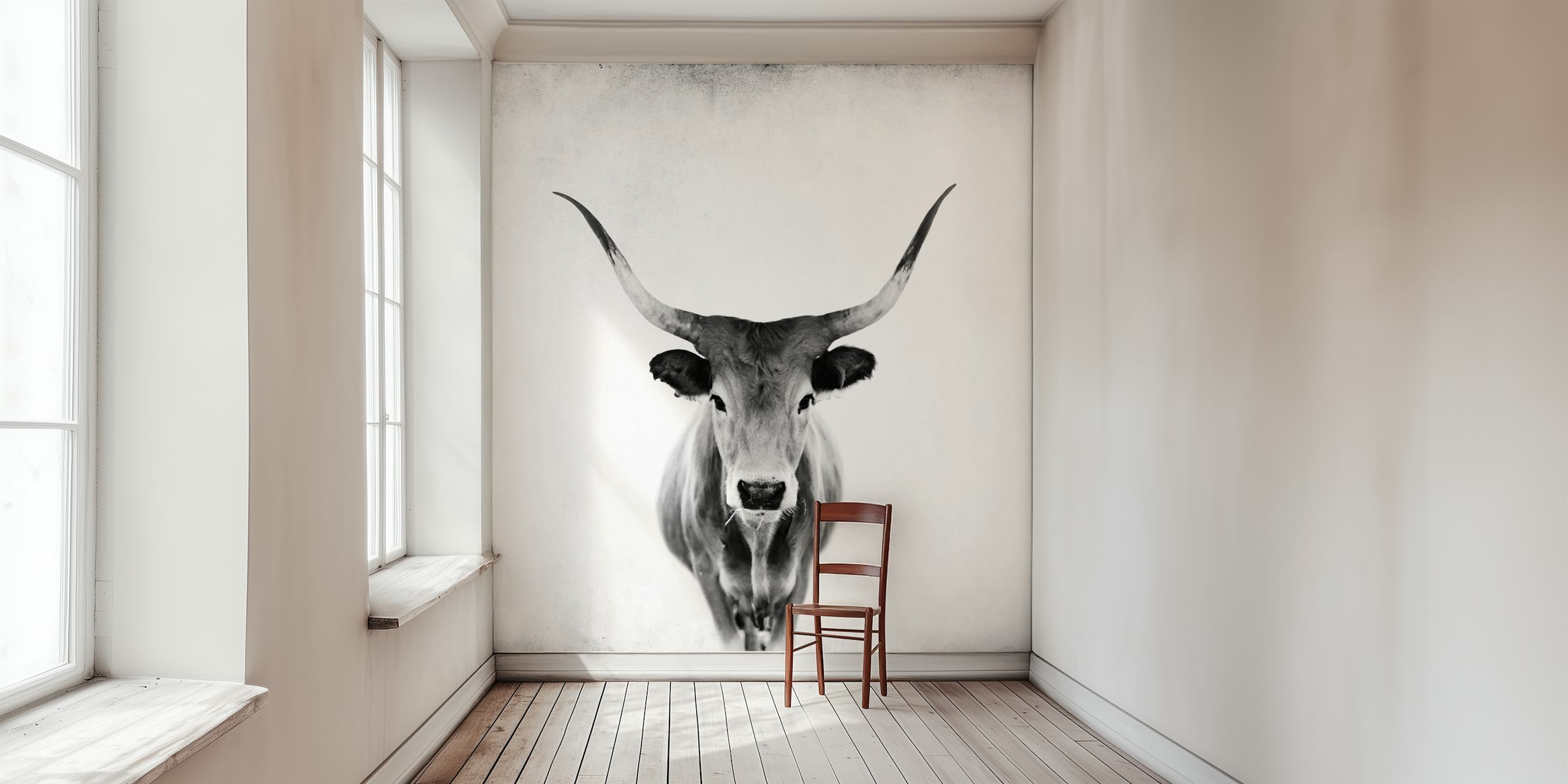 Een zwart-wit fotobehang met een serene koe met prominente hoorns tegen een gestructureerde achtergrond.