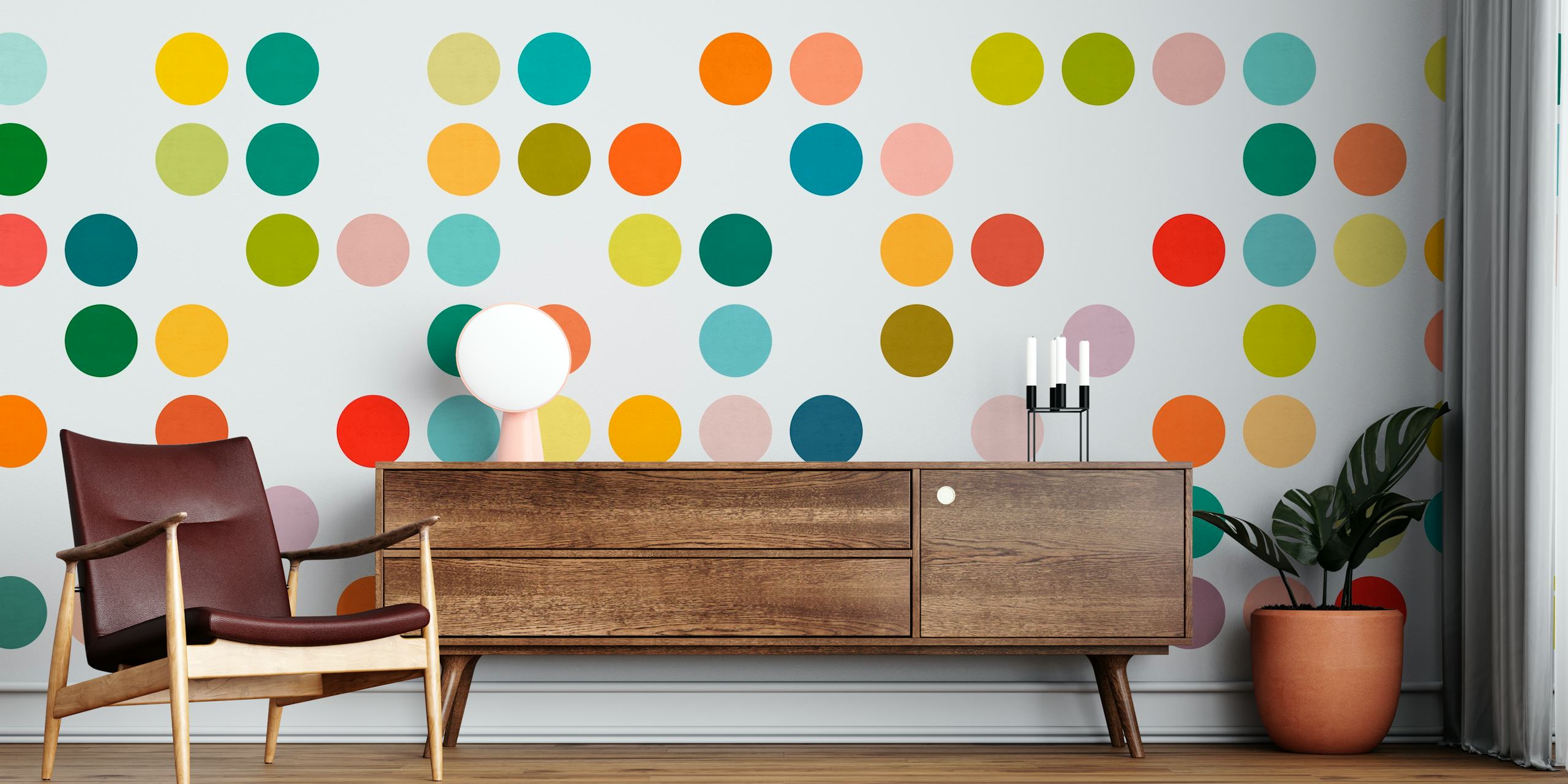 Fargerikt prikkete veggmaleri med sirkler i flere størrelser i forskjellige nyanser