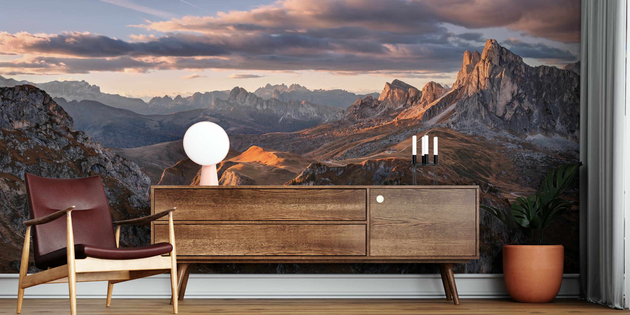 Fotomural vinílico de paisagem montanhosa ao pôr do sol com céus vibrantes e picos escarpados