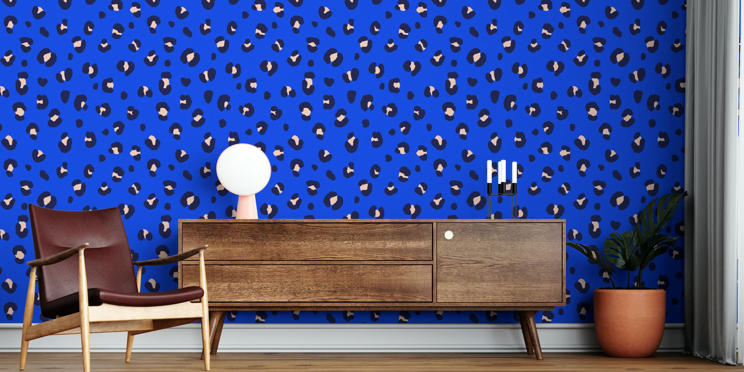 Bright blue leopard print tapet i et rom